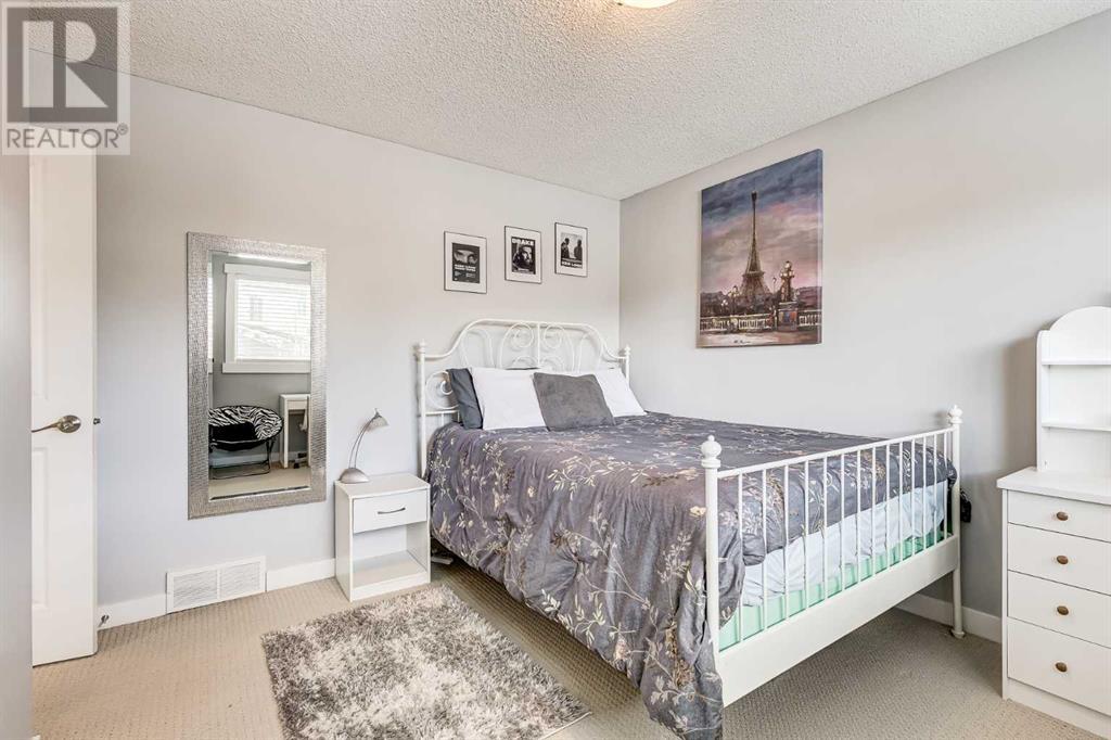 Single Family House Bi-level for Sale in  Woodmont Way SW Woodbine Calgary 