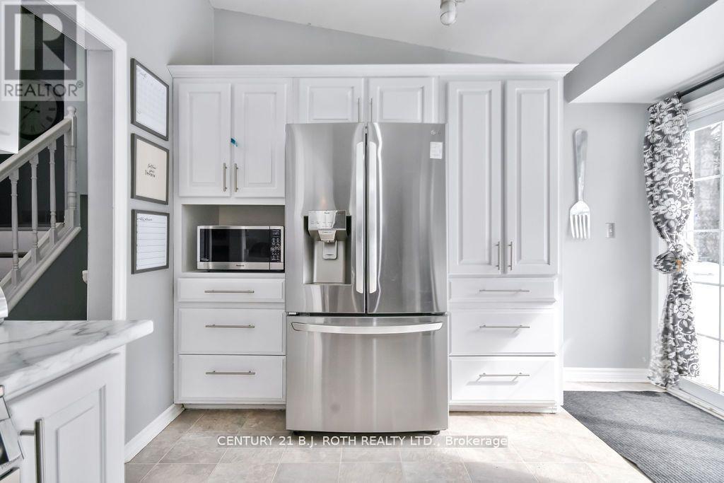 Photo 19 of 21 Luella Boulevard, Springwater ON