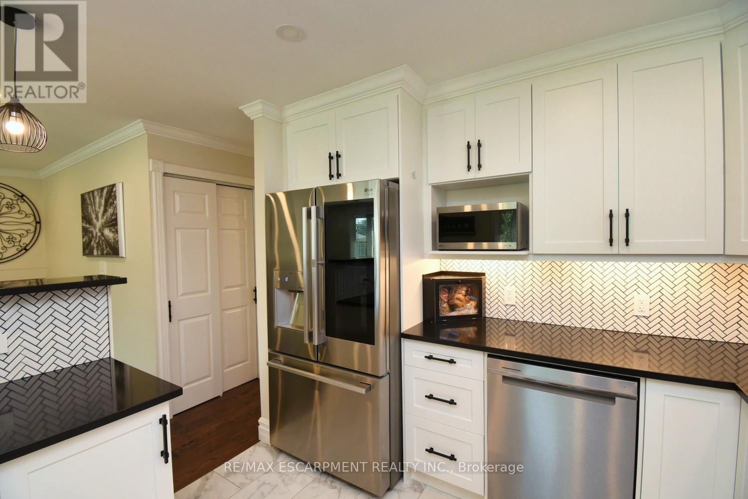 Photo 15 of 59 Yorkdale Crescent, Hamilton ON