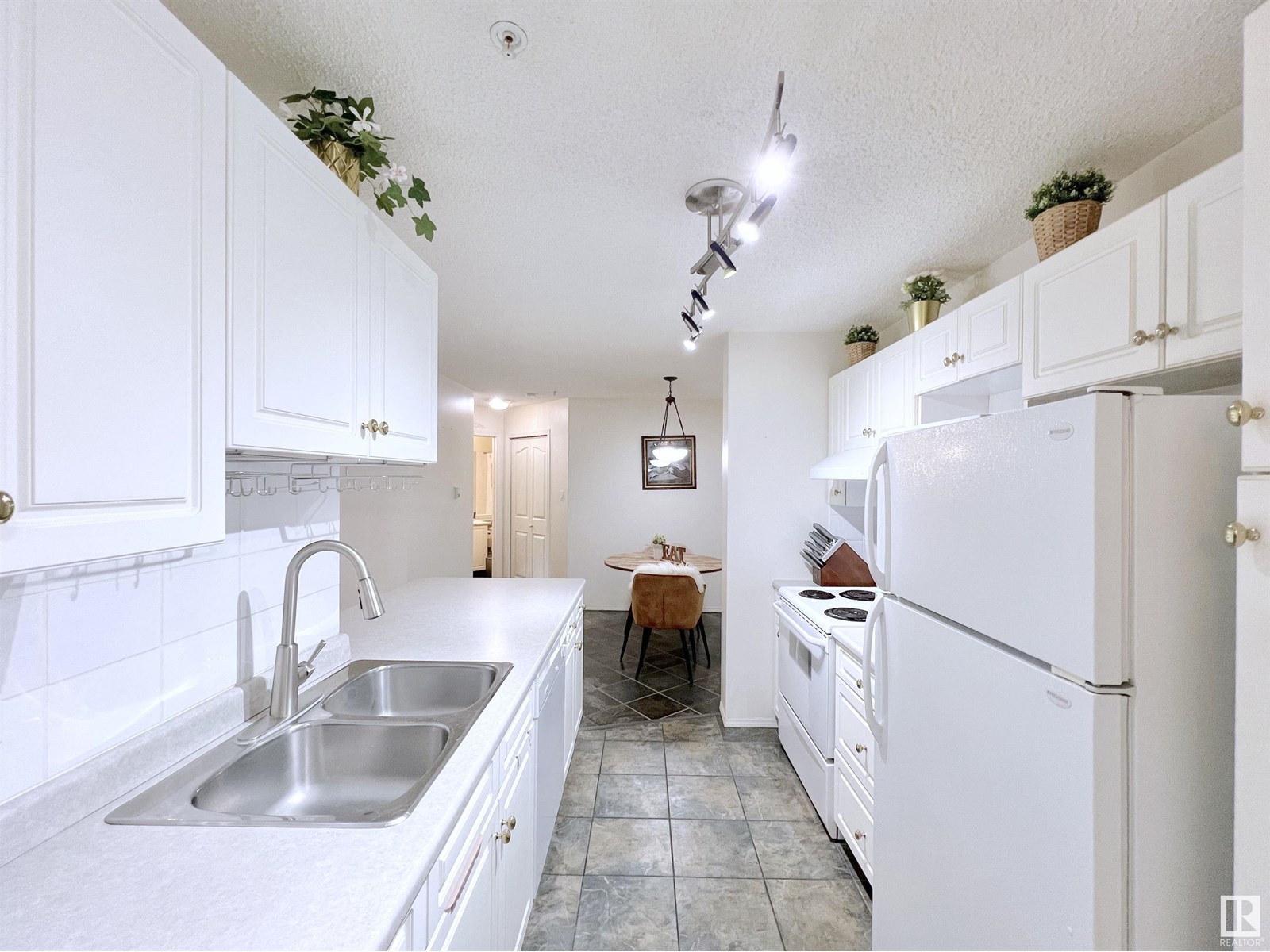 Photo 13 of 110 10511 42 Av Nw, Edmonton AB