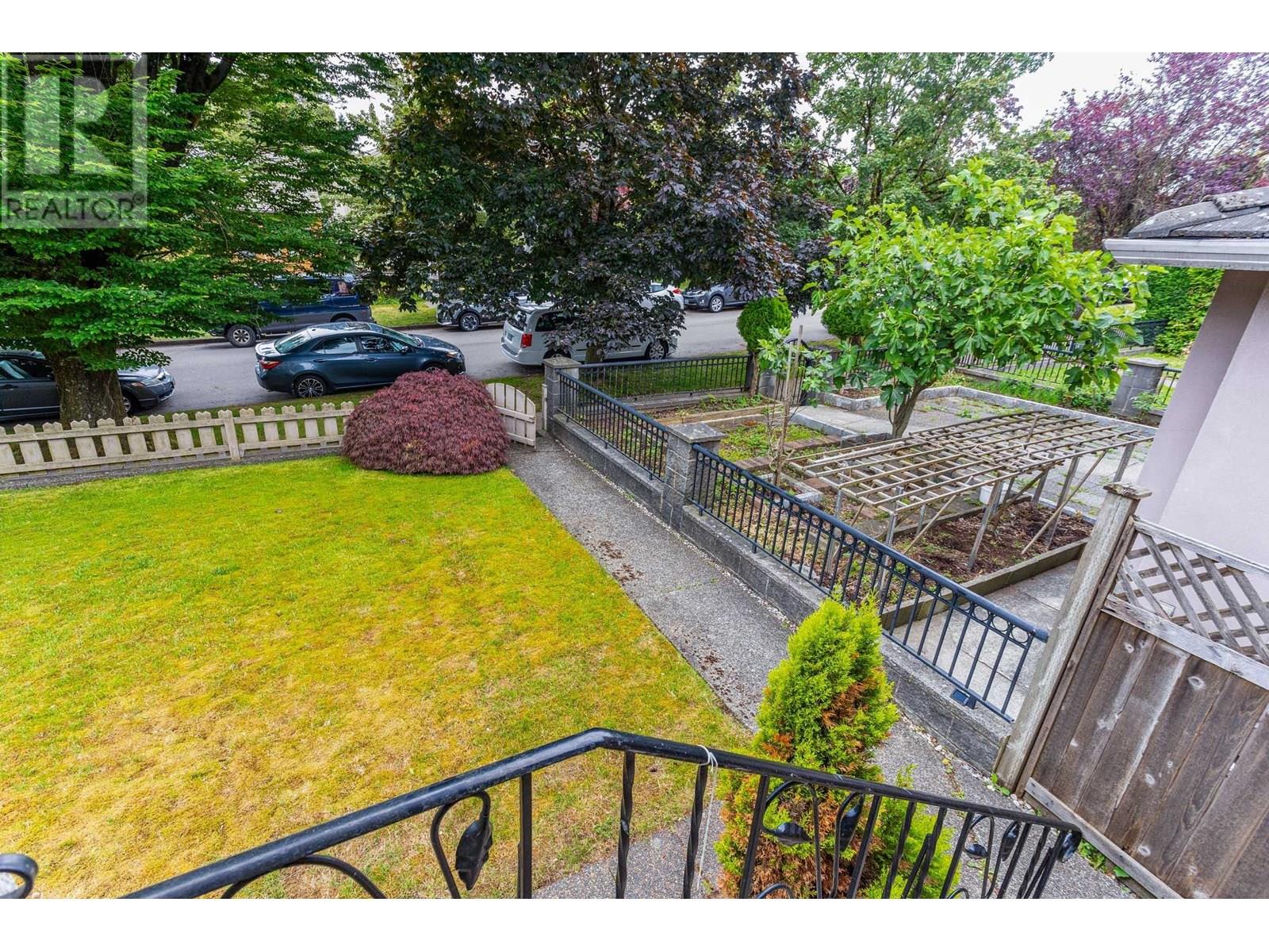 Photo 10 of 3335 Queens Avenue, Vancouver BC