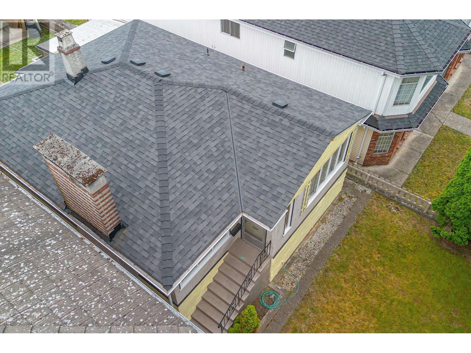 Photo 18 of 3335 Queens Avenue, Vancouver BC