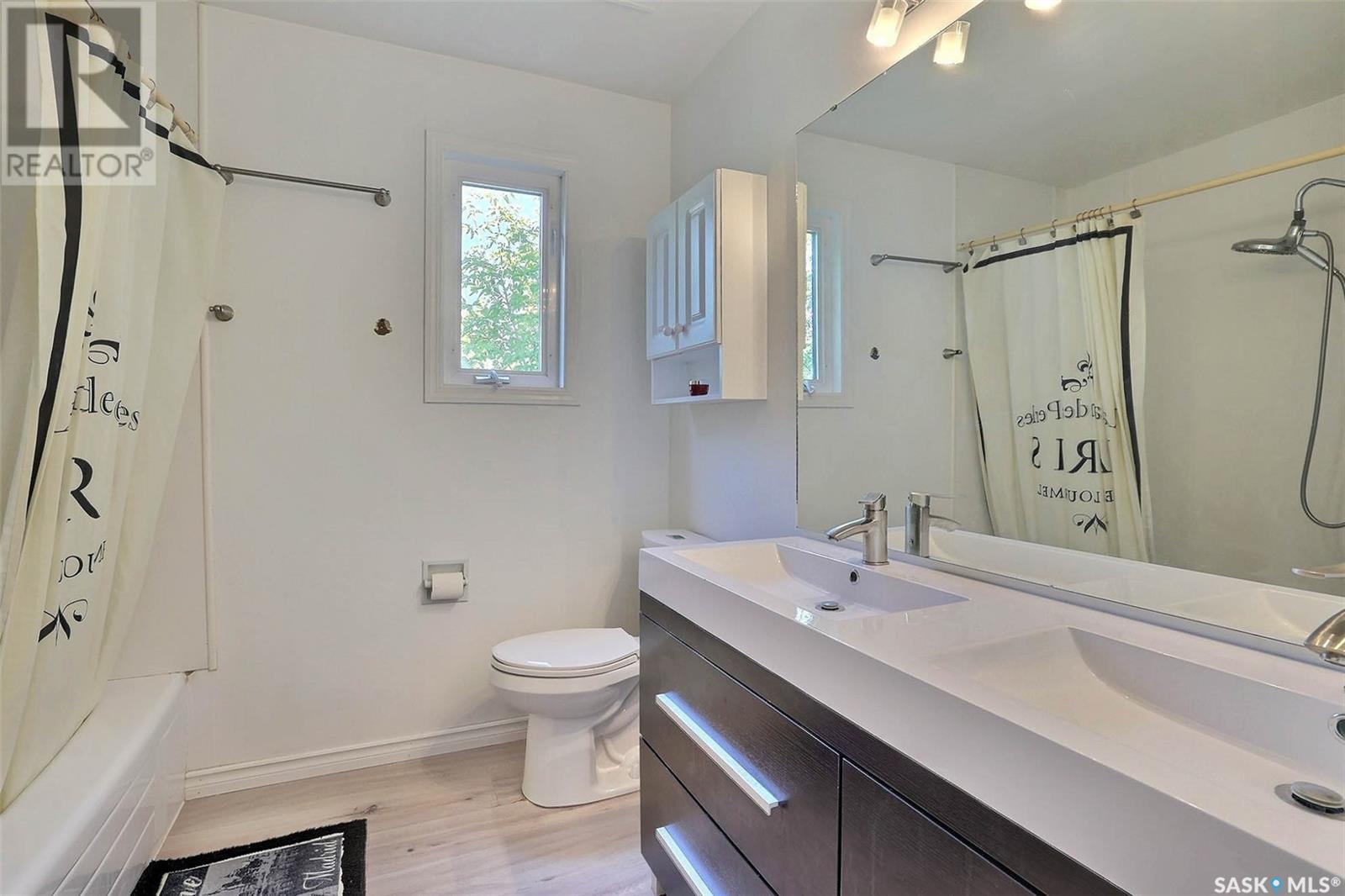 Single Family House 2 Level for Sale in  Gordon ROAD Regina 