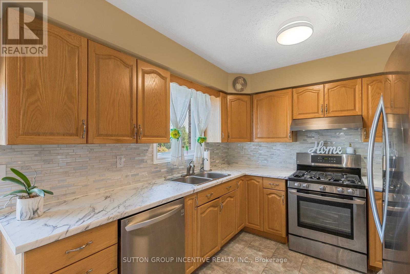 Photo 10 of 635 Wayne Crescent, Midland ON
