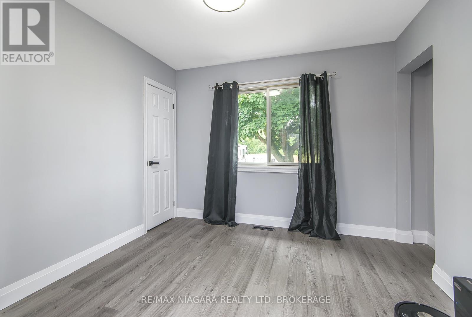 Photo 4 of 574 Broadway Street, Welland ON