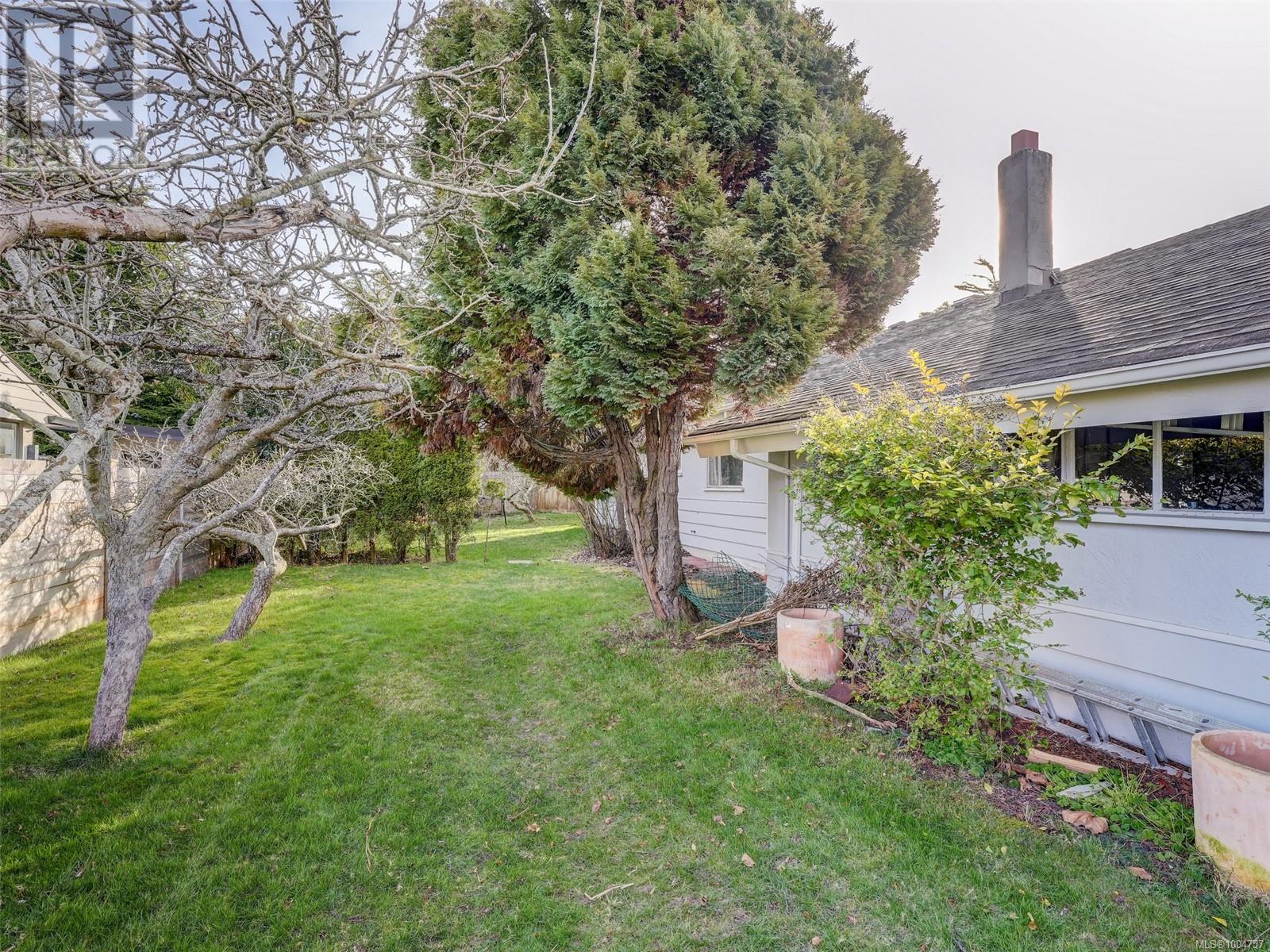 Photo 18 of 406 Beach Dr, Oak Bay BC