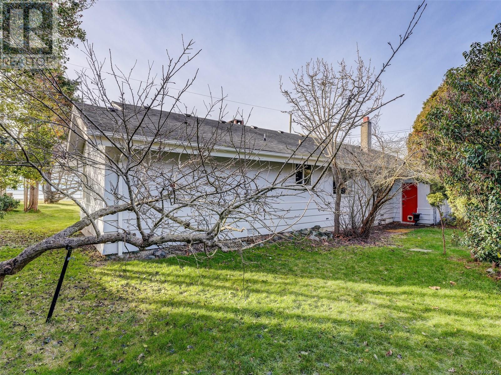 Photo 19 of 406 Beach Dr, Oak Bay BC