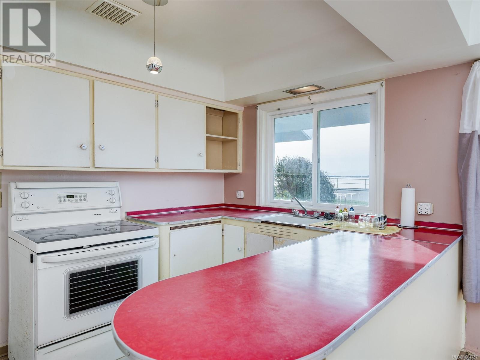 Photo 9 of 406 Beach Dr, Oak Bay BC