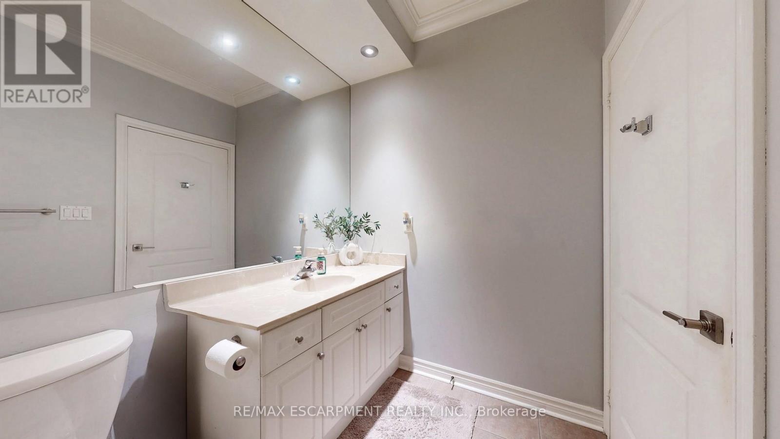 Photo 18 of 218 3351 Cawthra Road, Mississauga ON