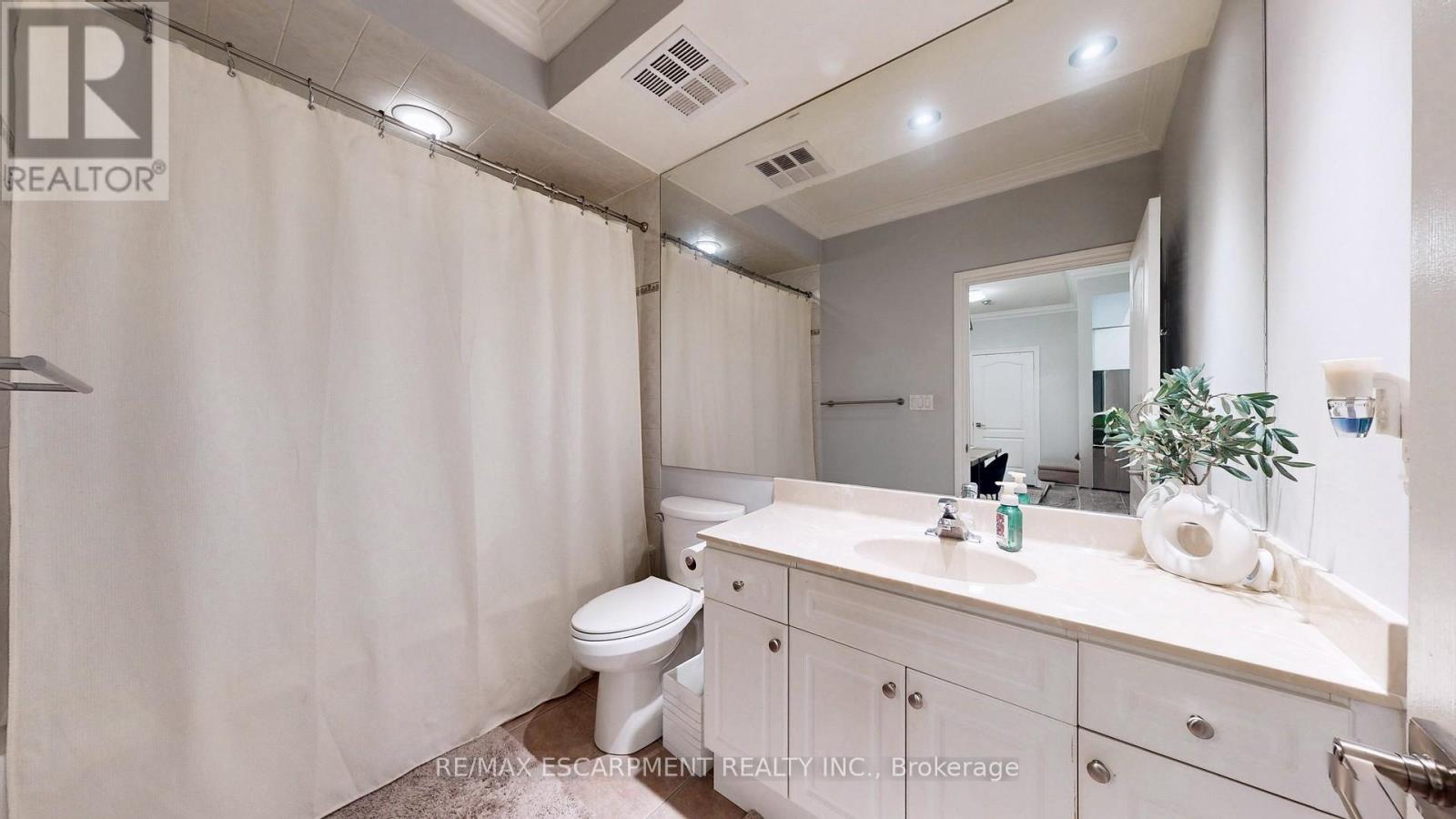 Photo 19 of 218 3351 Cawthra Road, Mississauga ON
