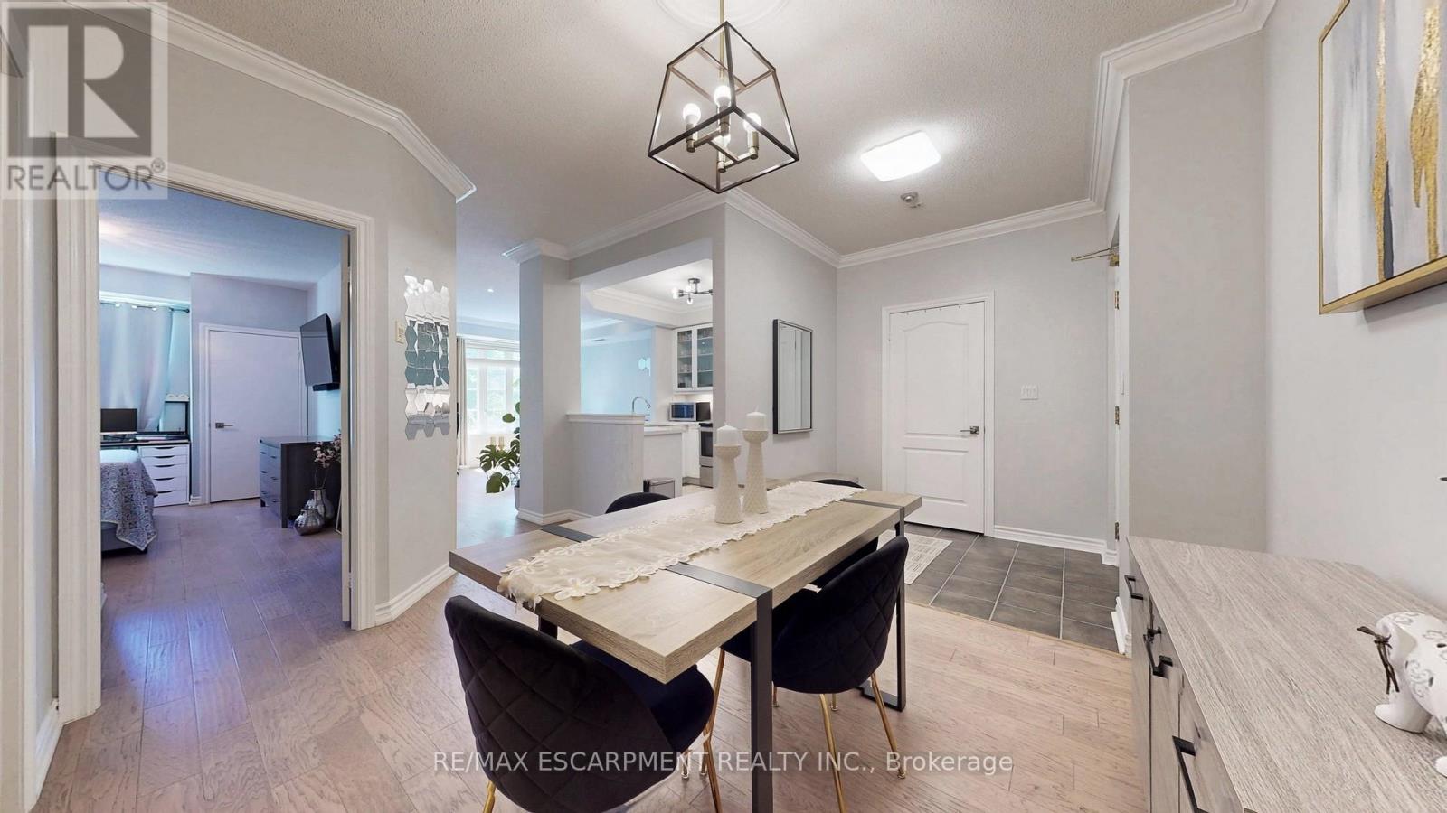 Photo 8 of 218 3351 Cawthra Road, Mississauga ON