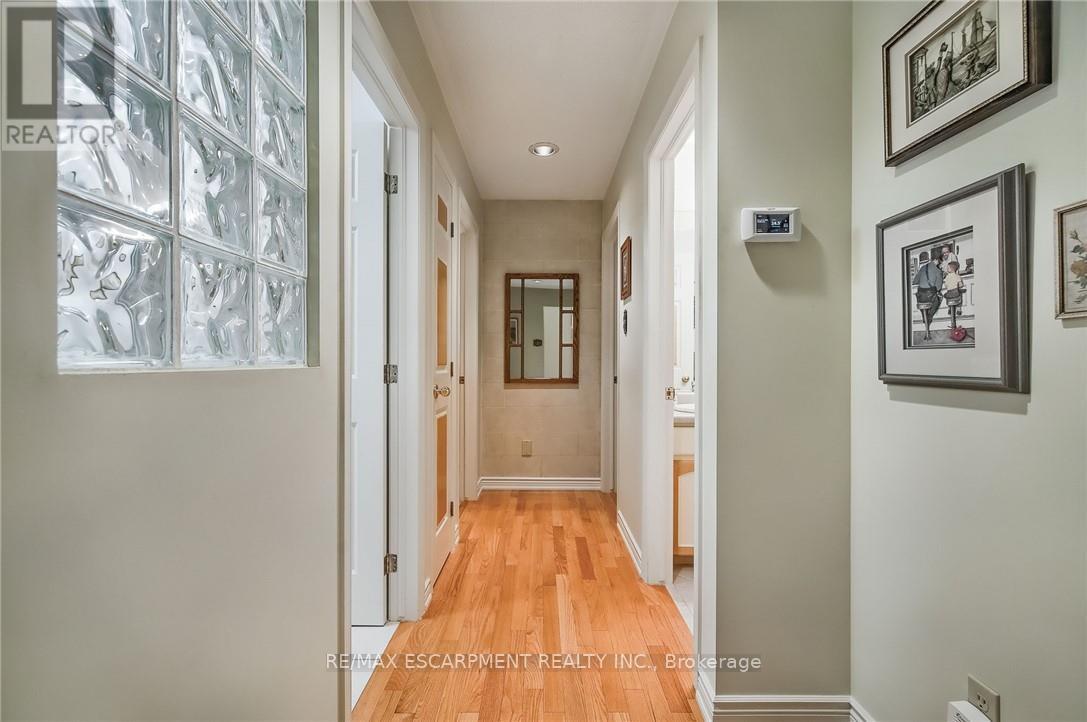 Photo 4 of 21 Riviera Ridge, Hamilton ON