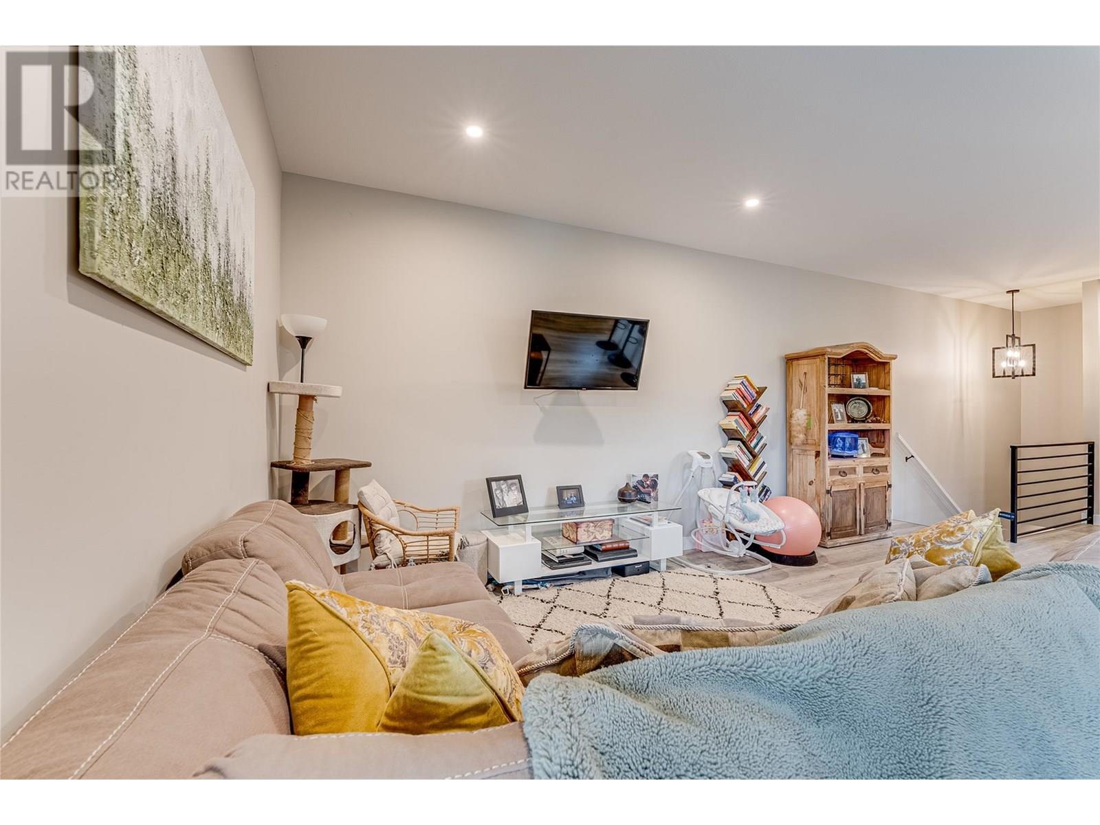 #1 2508 SHUSWAP AVENUE - Image 14
