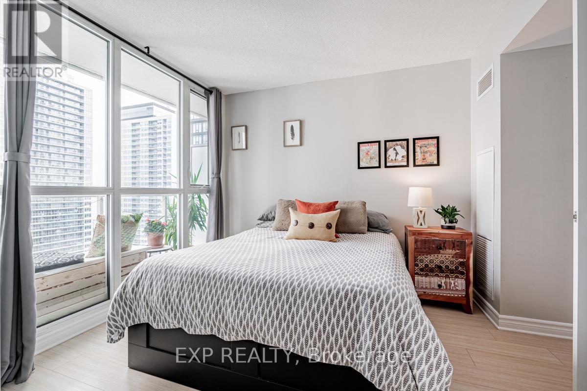Photo 15 of 85 Queens Wharf Road, Toronto ON