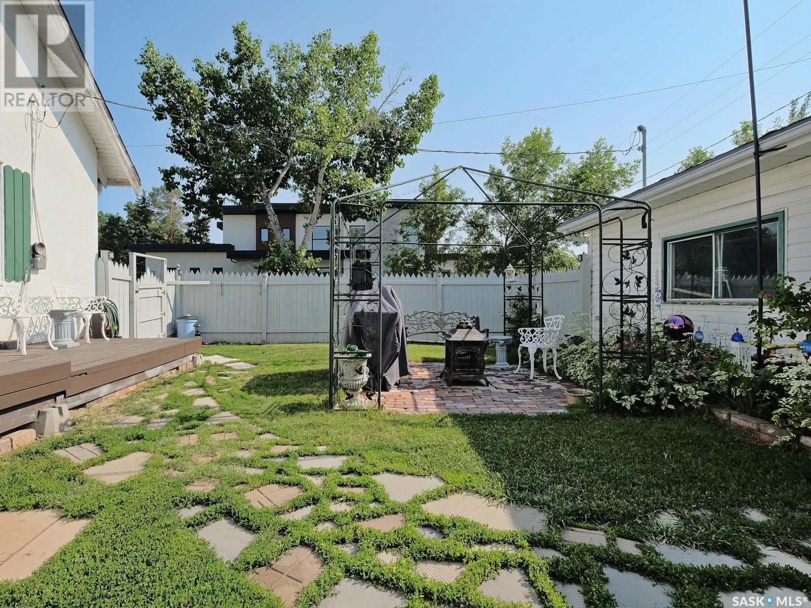 Photo 10 of 801 George Street, Rosetown SK