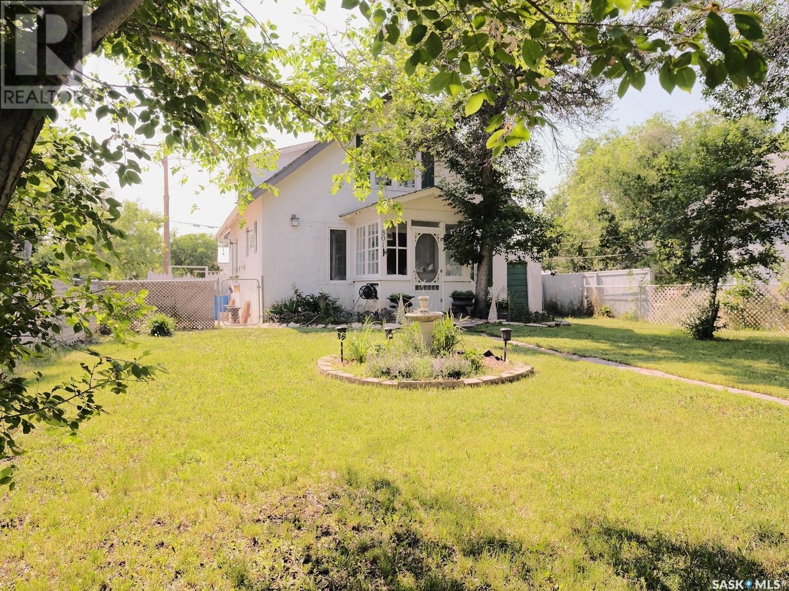 Photo 2 of 801 George Street, Rosetown SK