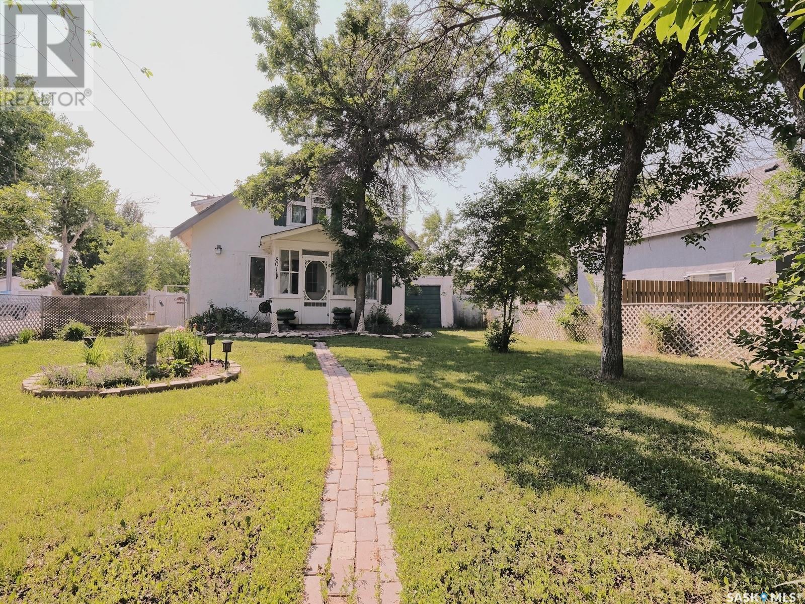 Photo 3 of 801 George Street, Rosetown SK