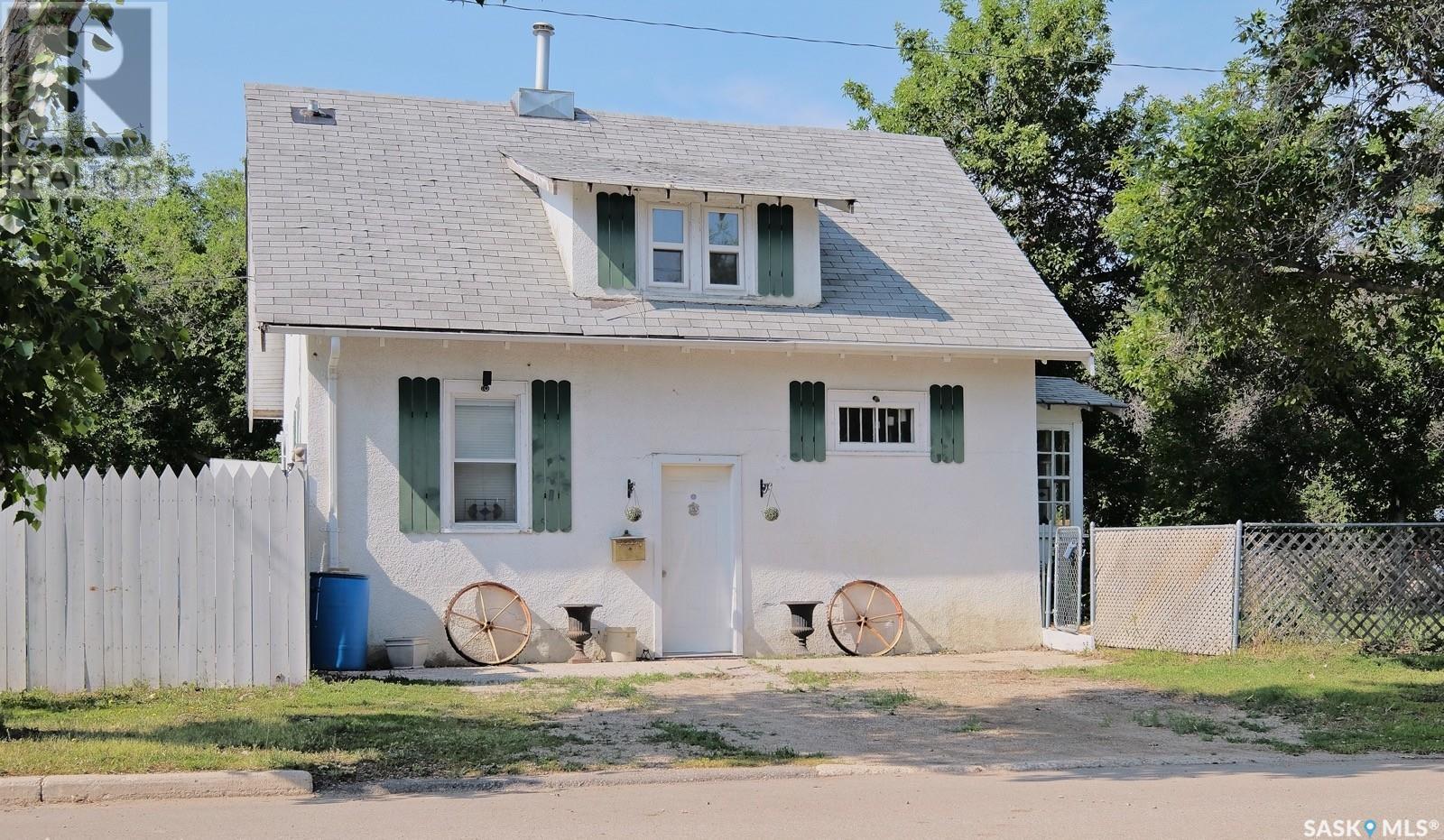 Photo 4 of 801 George Street, Rosetown SK