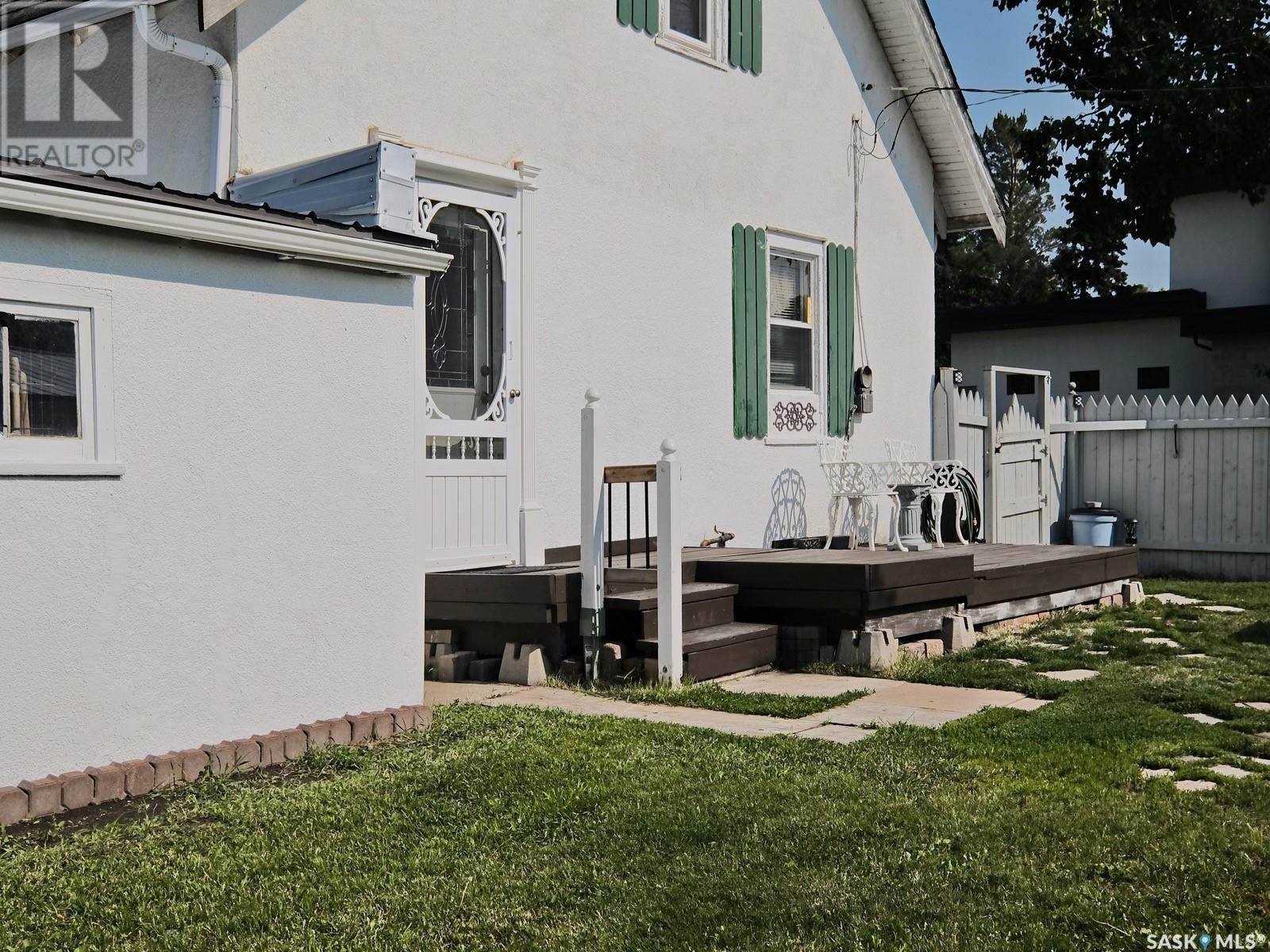 Photo 42 of 801 George Street, Rosetown SK