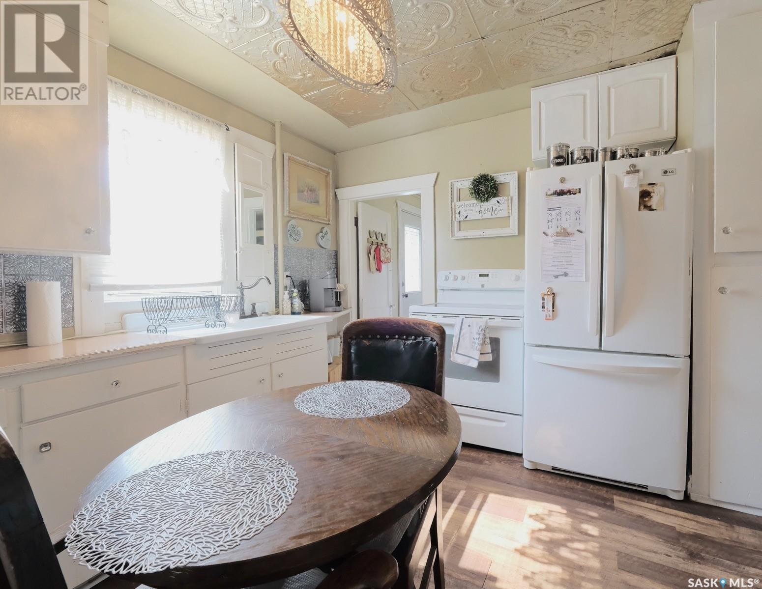 Photo 5 of 801 George Street, Rosetown SK