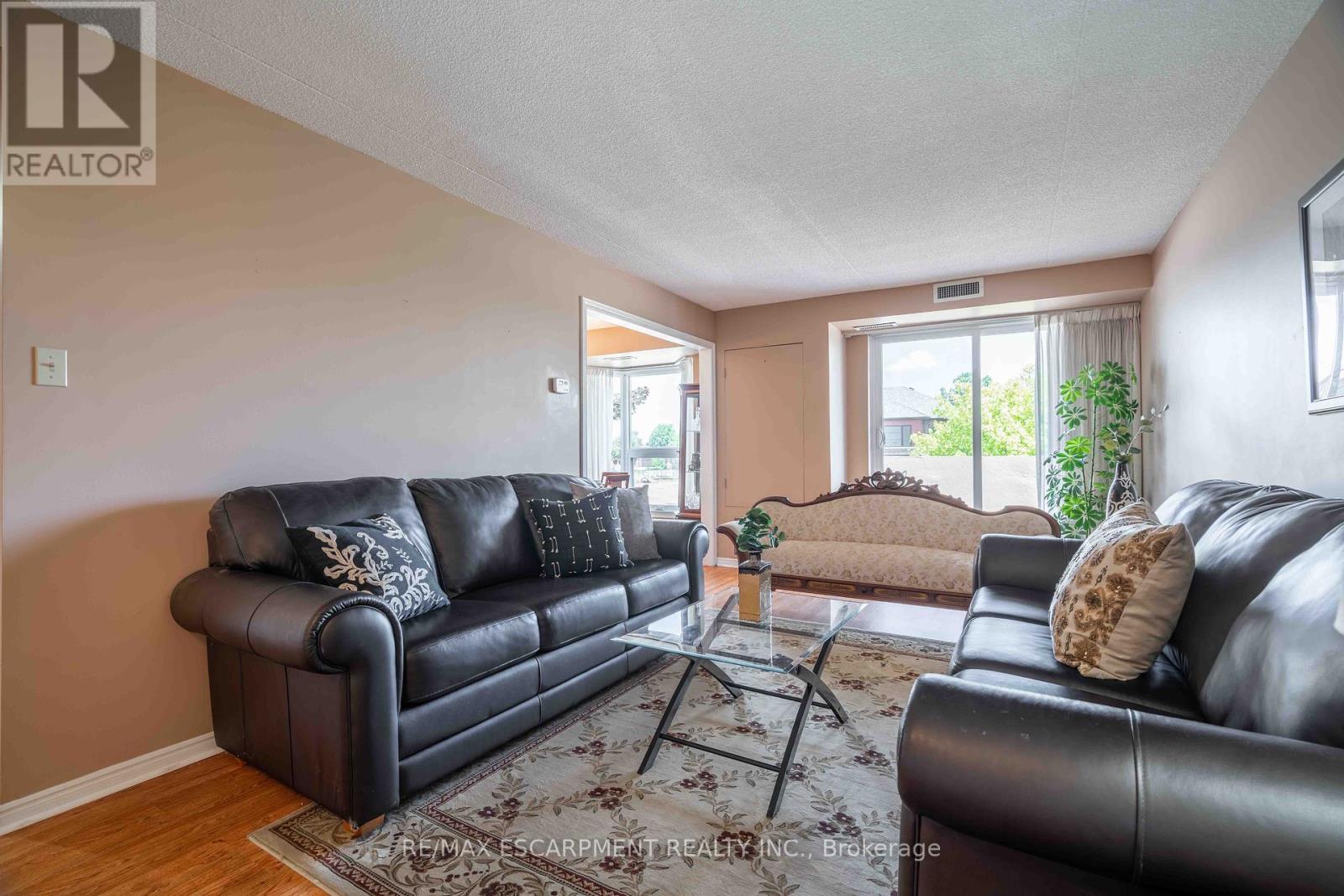 Photo 9 of 216 416 Limeridge Road E, Hamilton ON