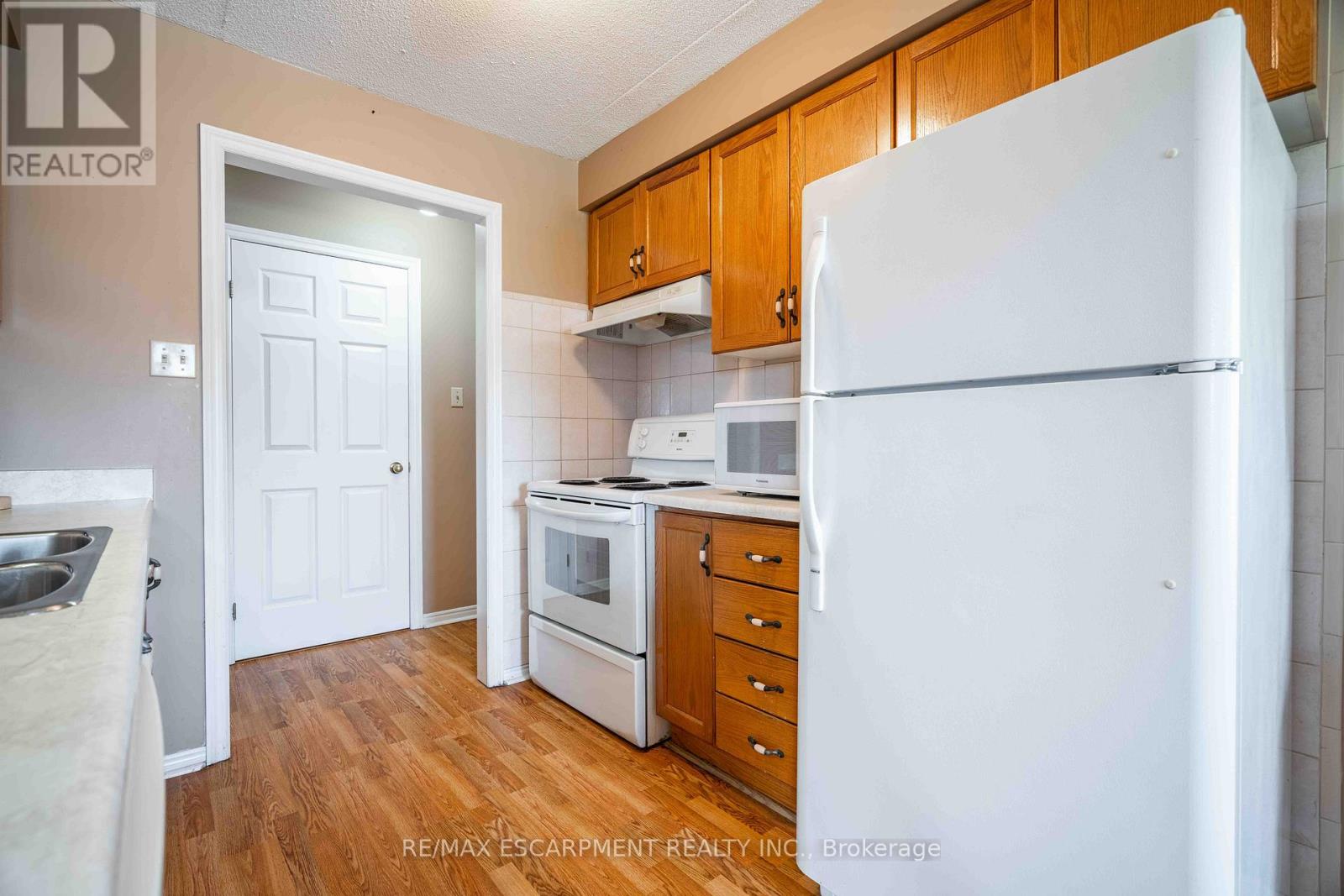 Photo 5 of 216 416 Limeridge Road E, Hamilton ON