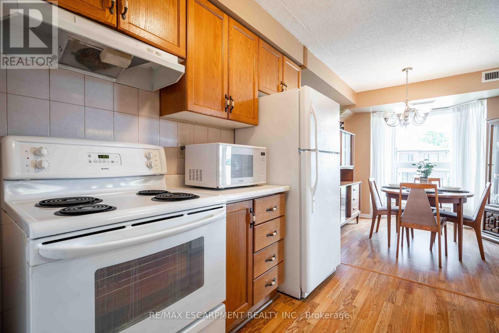 Photo 11 of 216 416 Limeridge Road E, Hamilton ON
