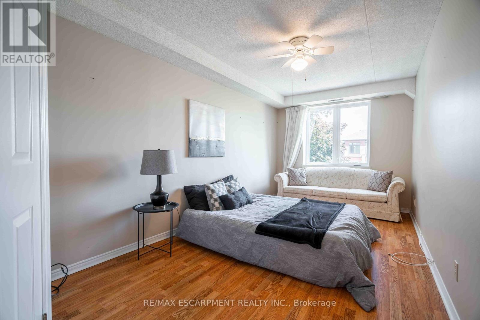 Photo 2 of 216 416 Limeridge Road E, Hamilton ON