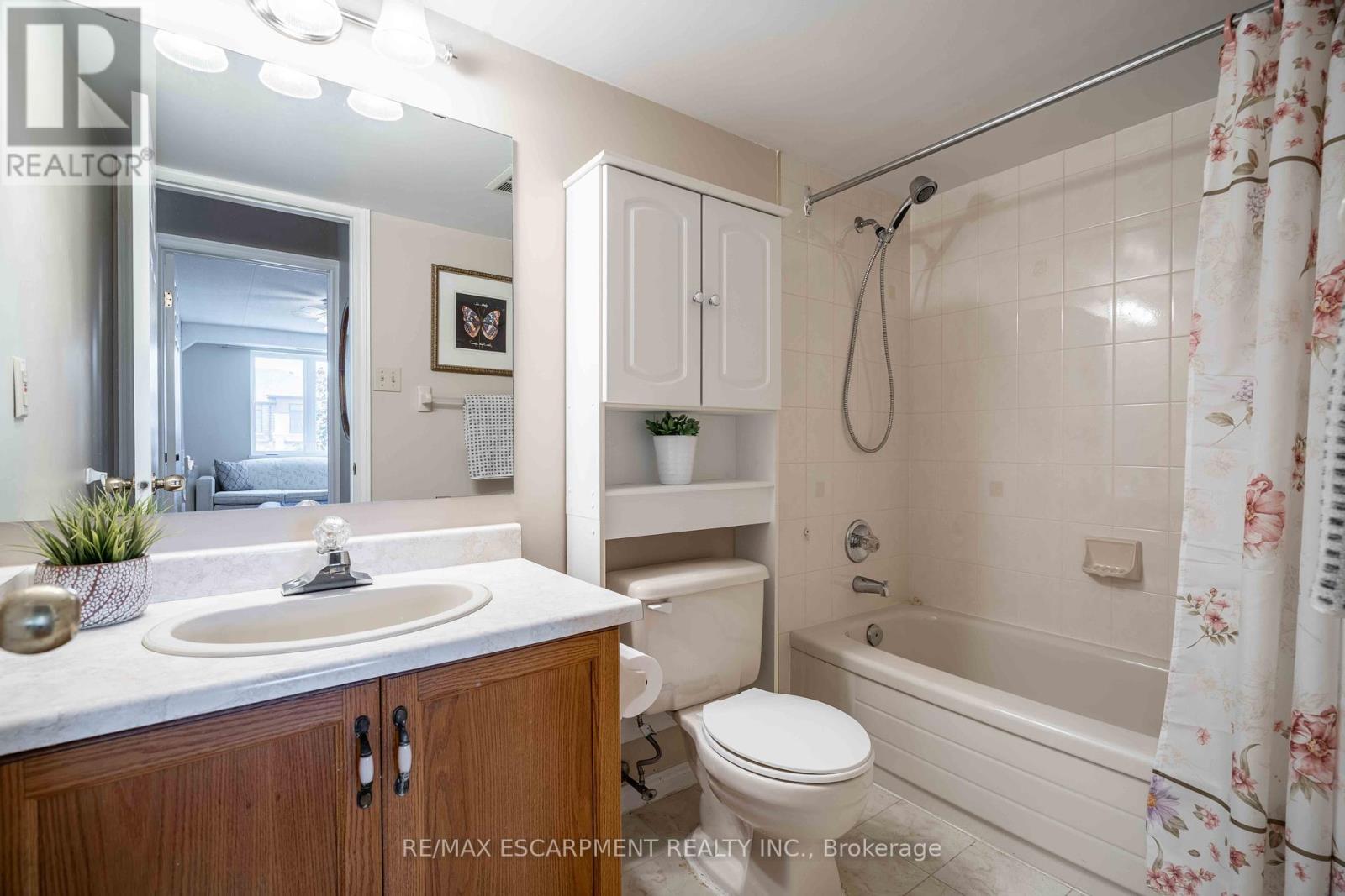 Photo 4 of 216 416 Limeridge Road E, Hamilton ON