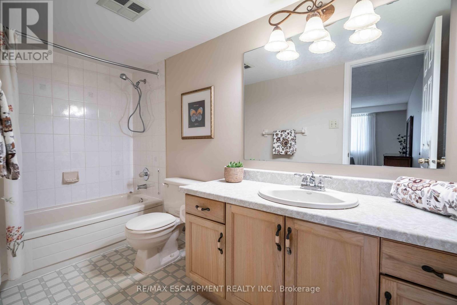 Photo 25 of 216 416 Limeridge Road E, Hamilton ON