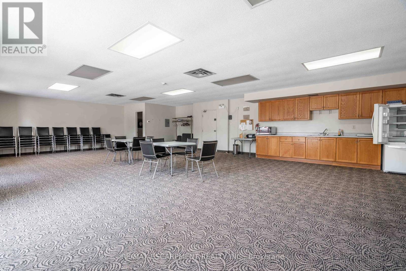 Photo 10 of 216 416 Limeridge Road E, Hamilton ON