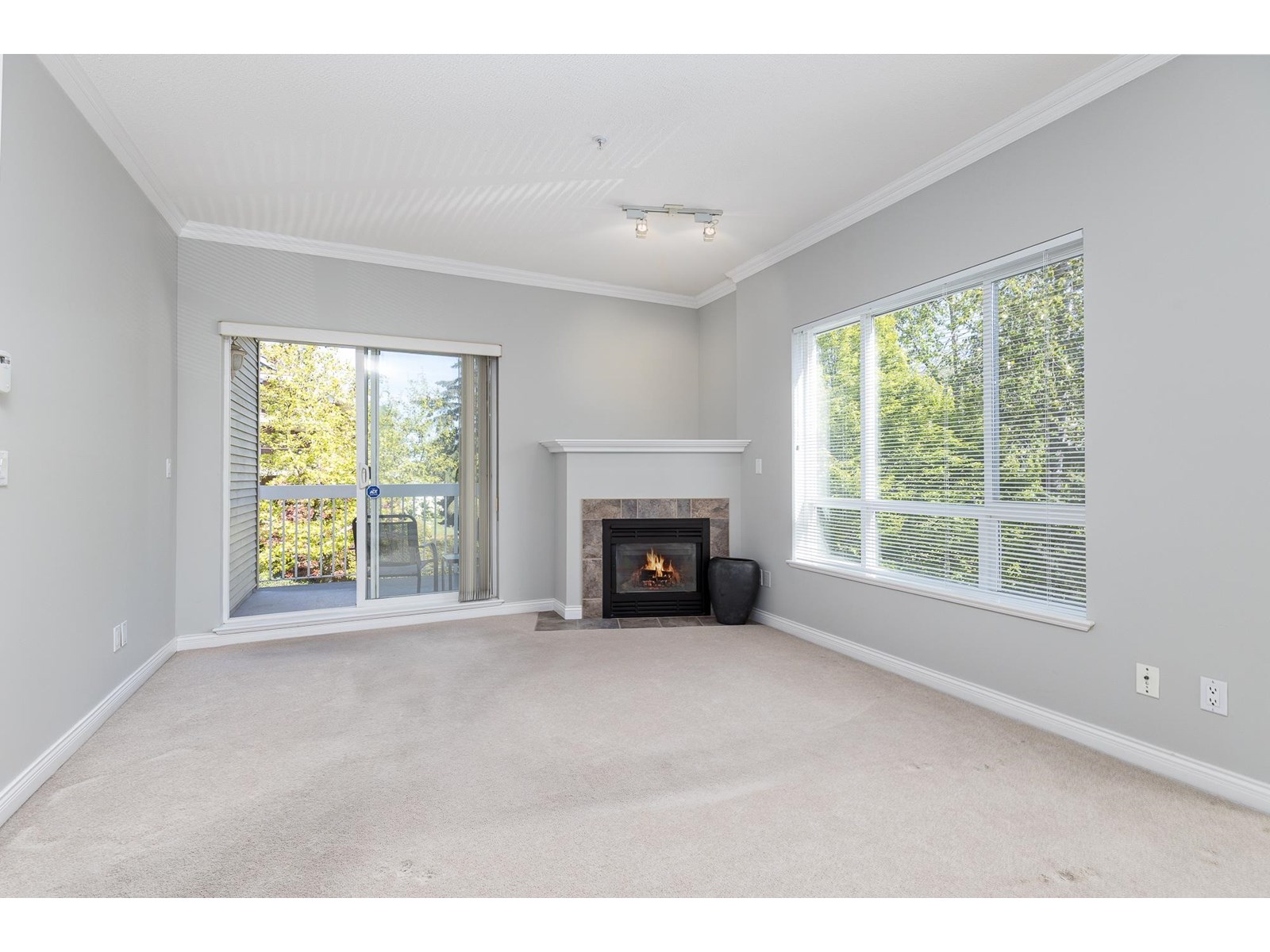 Photo 5 of 208 1685 152 A Street, Surrey BC