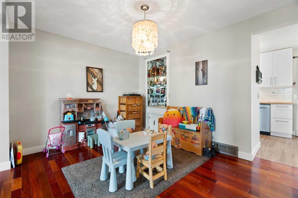 Single Family House for Sale in   Silver Springs Road NW Silver Springs Calgary 