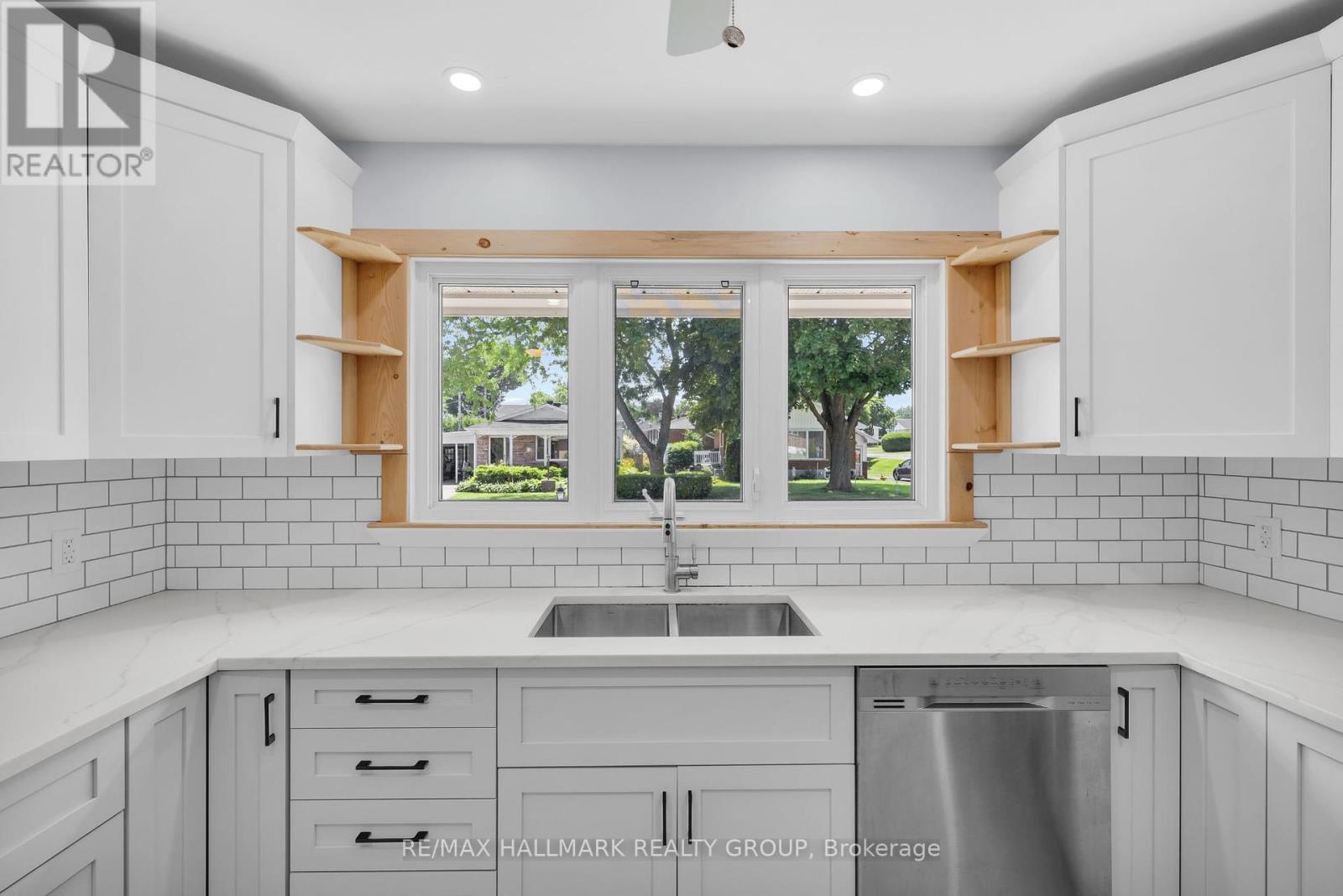 Photo 18 of 66 Broadview Avenue E, Smiths Falls ON