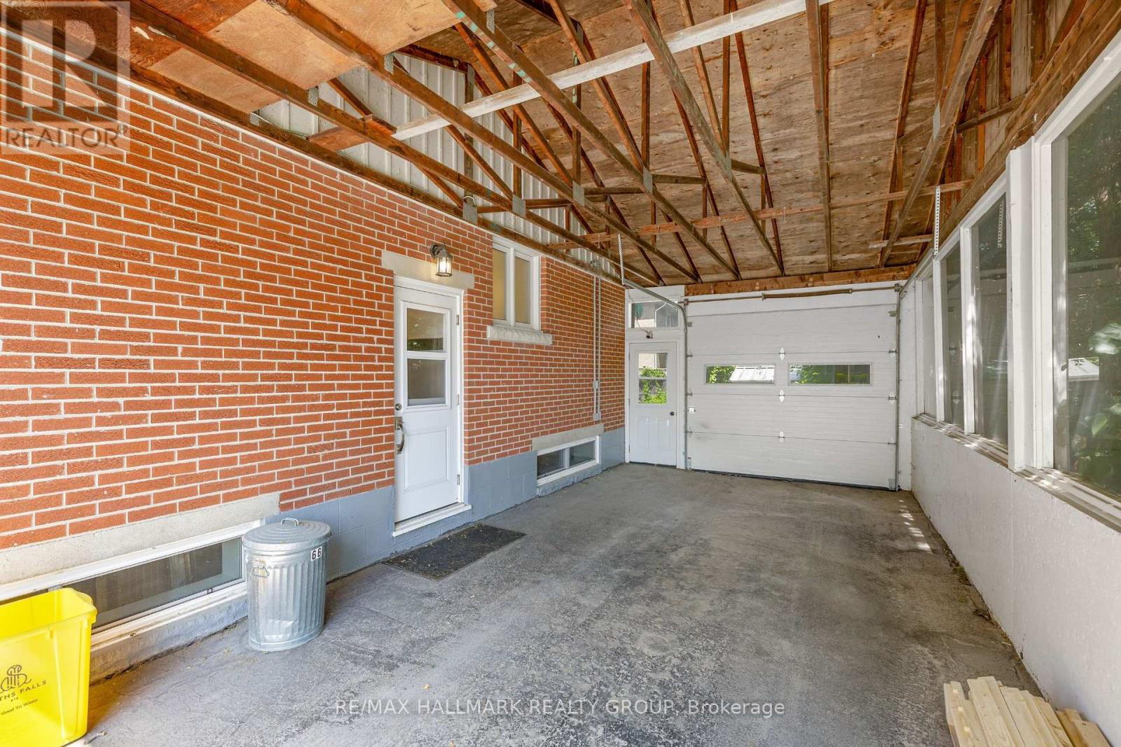 Photo 9 of 66 Broadview Avenue E, Smiths Falls ON