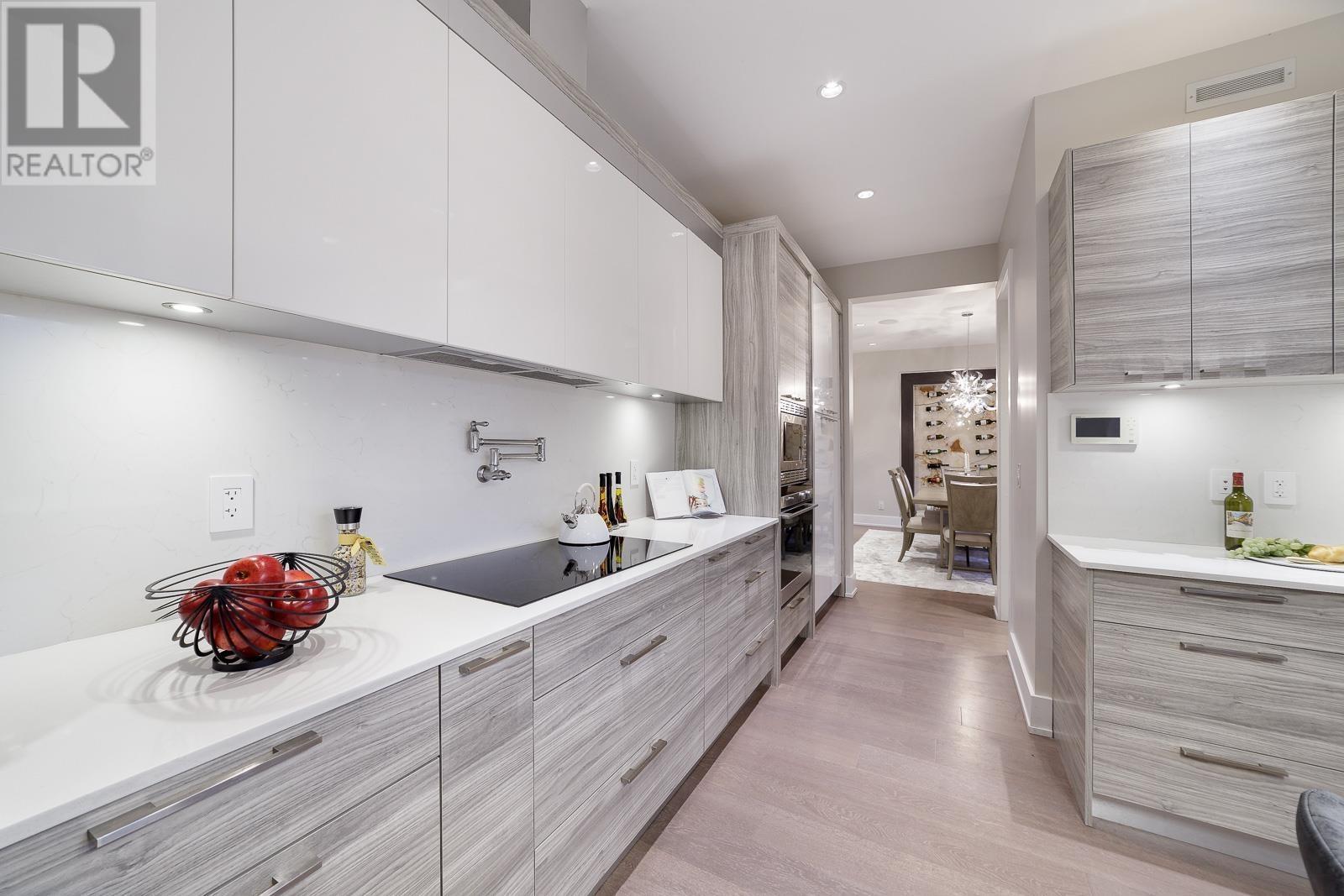 Photo 10 of 517 Granada Crescent, North Vancouver BC
