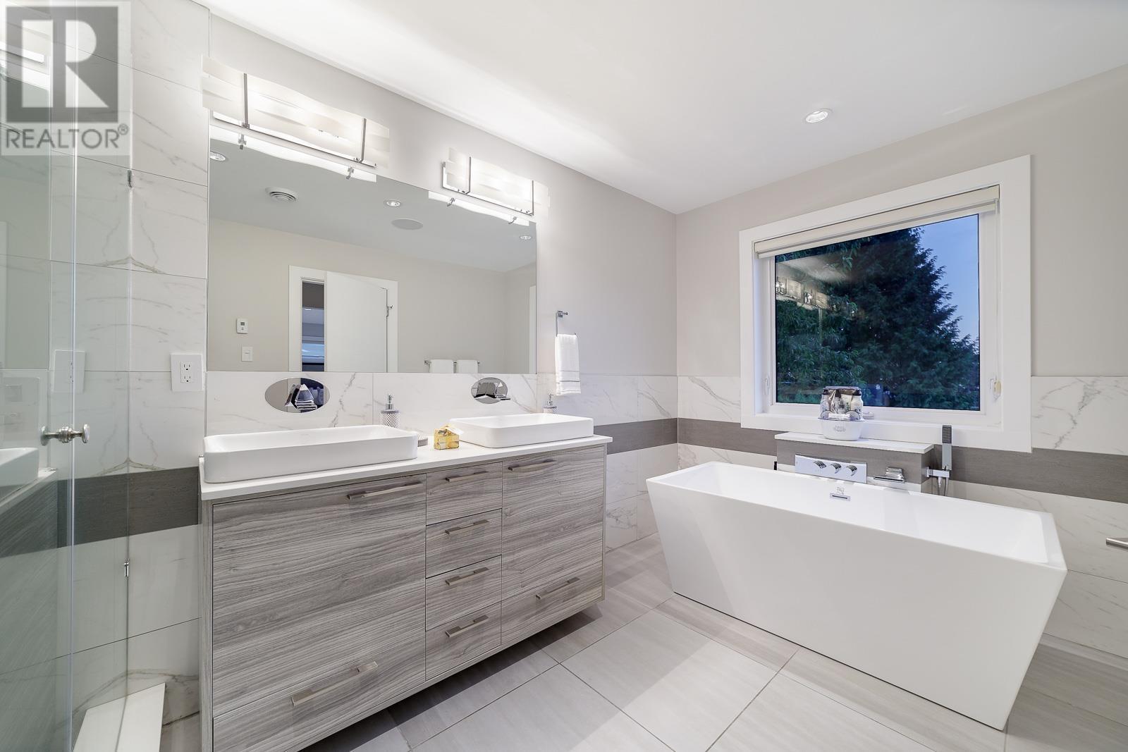 Photo 17 of 517 Granada Crescent, North Vancouver BC