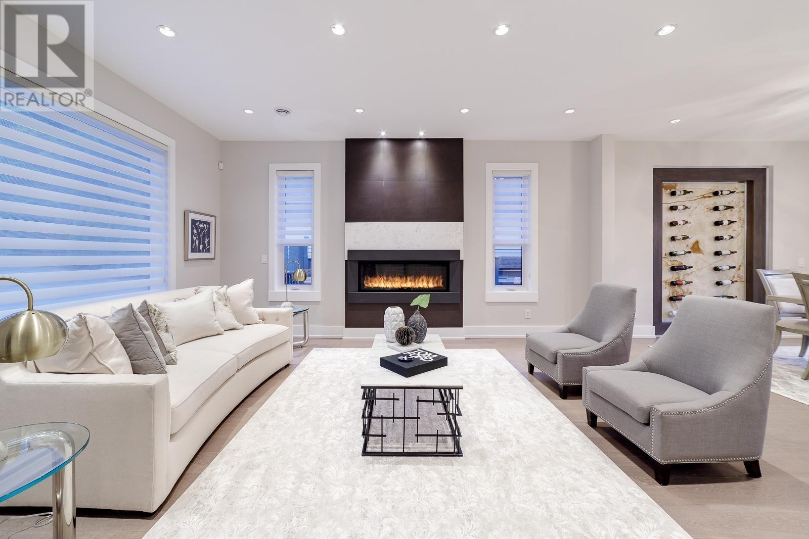 Photo 4 of 517 Granada Crescent, North Vancouver BC