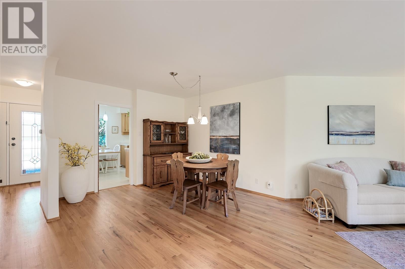 Single Family House for Sale in  Pentrelew Pl Victoria 