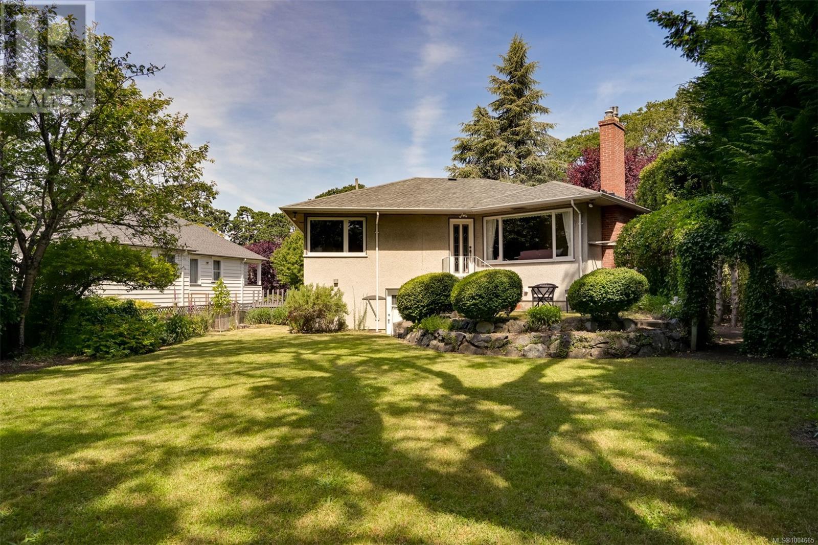 Single Family House for Sale in  Pentrelew Pl Victoria 