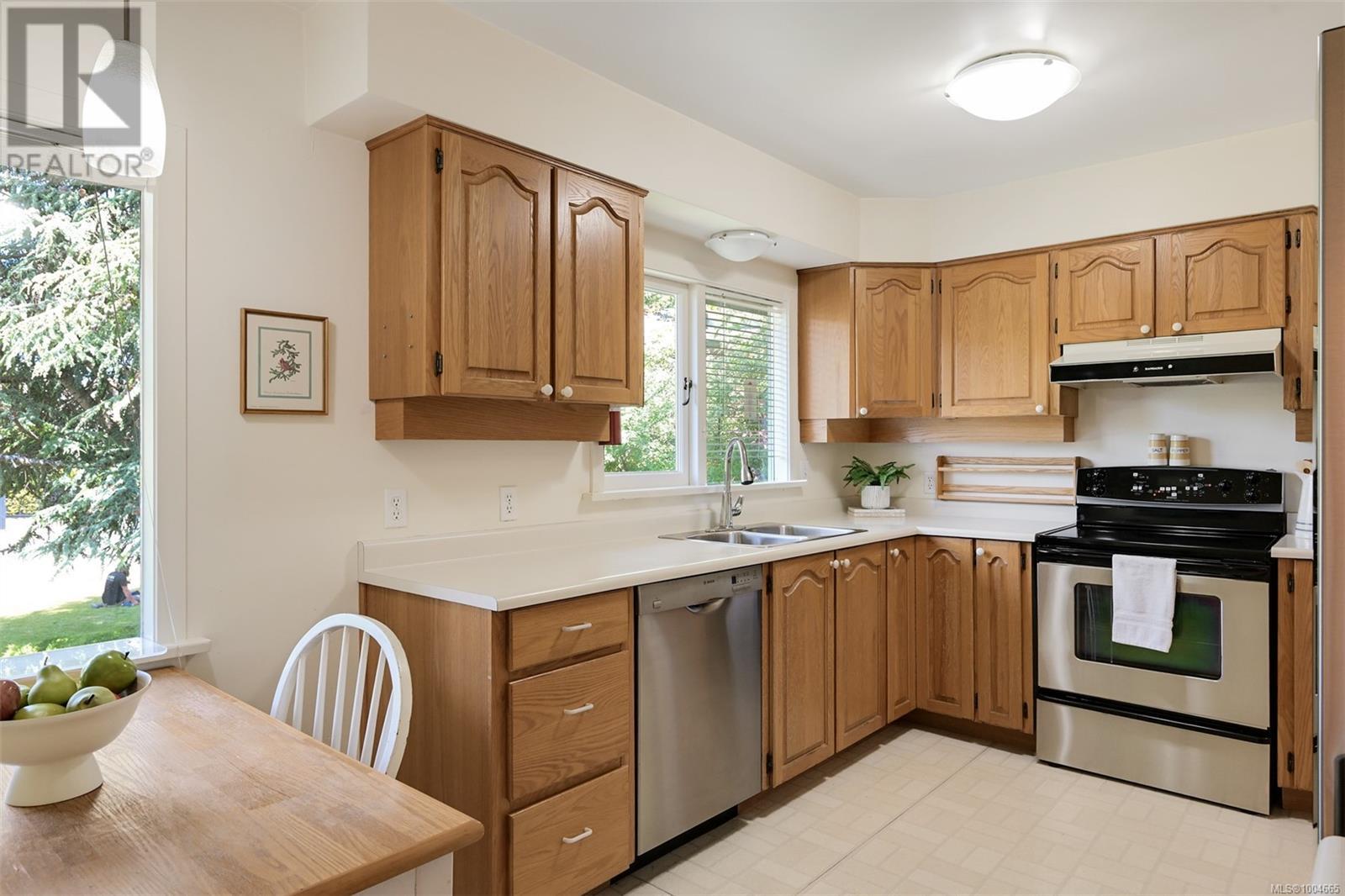 Single Family House for Sale in  Pentrelew Pl Victoria 