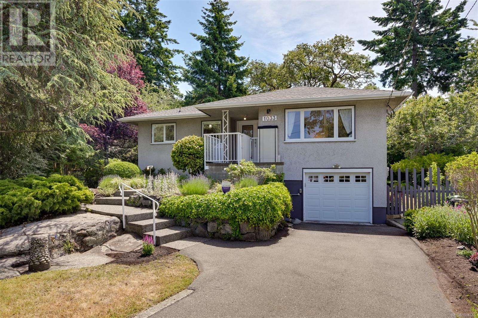 Single Family House for Sale in  Pentrelew Pl Victoria 