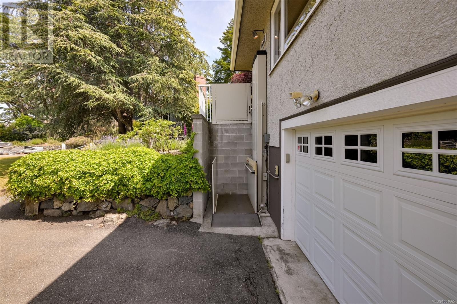 Single Family House for Sale in  Pentrelew Pl Victoria 
