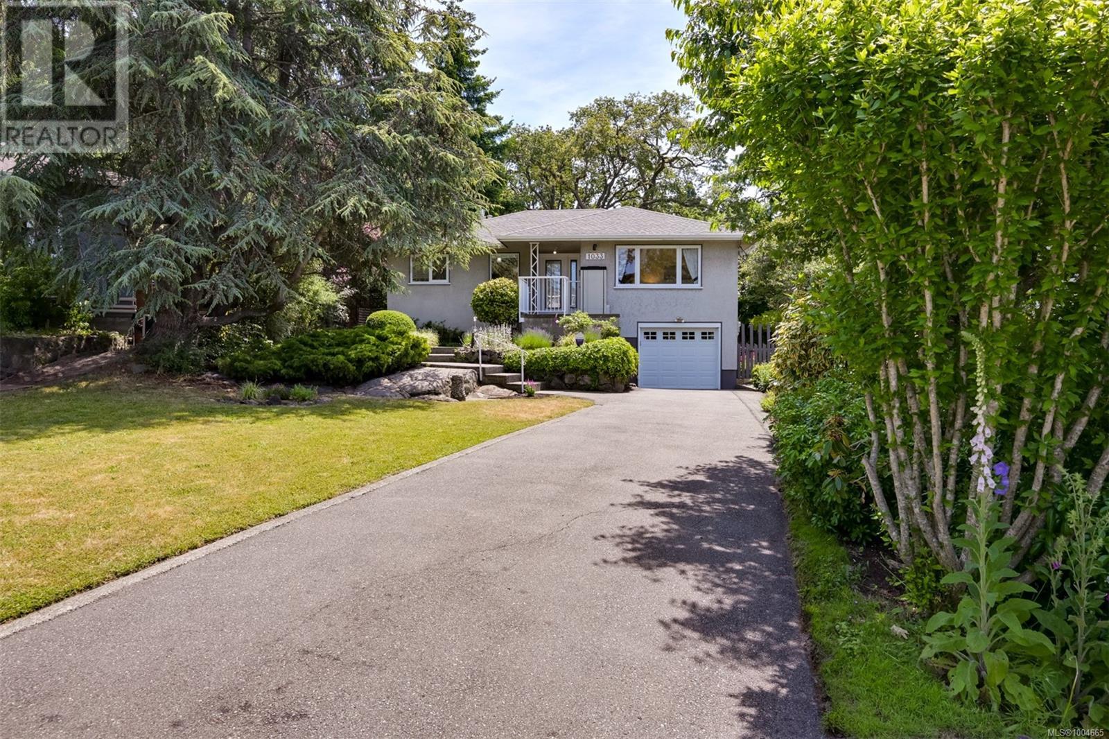 Single Family House for Sale in  Pentrelew Pl Victoria 