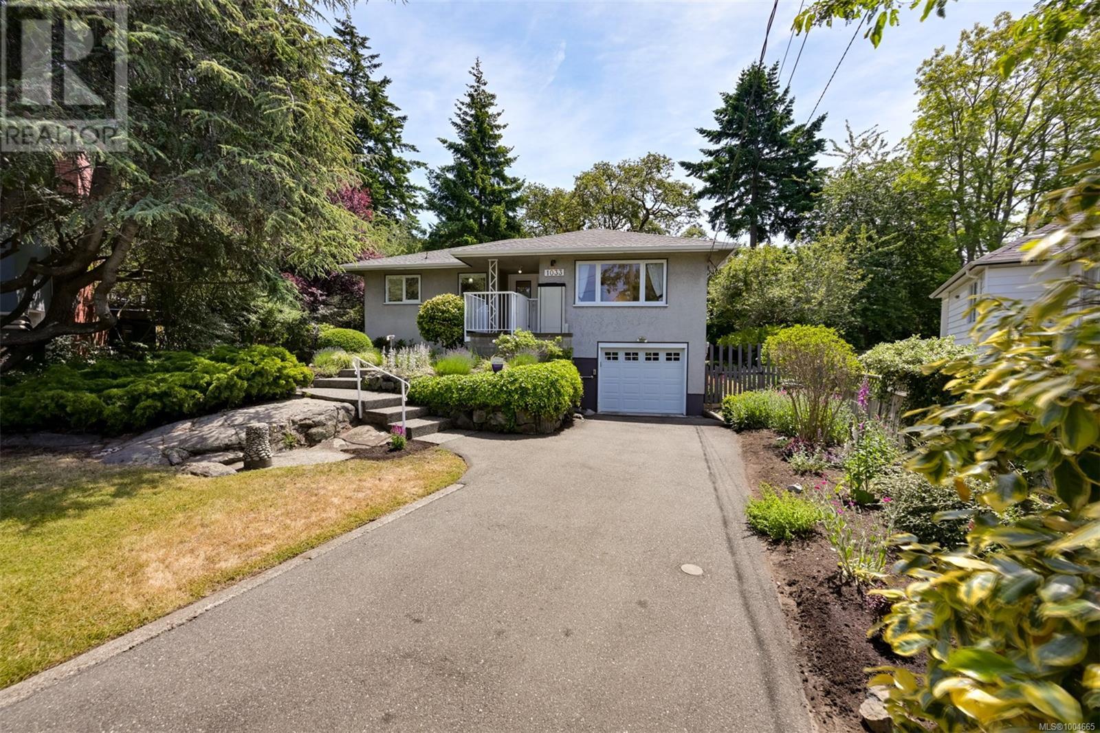 Single Family House for Sale in  Pentrelew Pl Victoria 