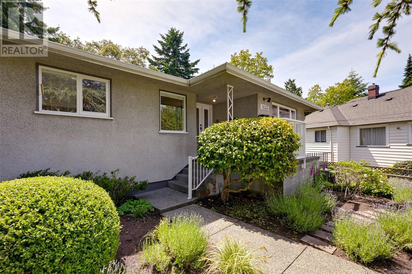 Single Family House for Sale in  Pentrelew Pl Victoria 