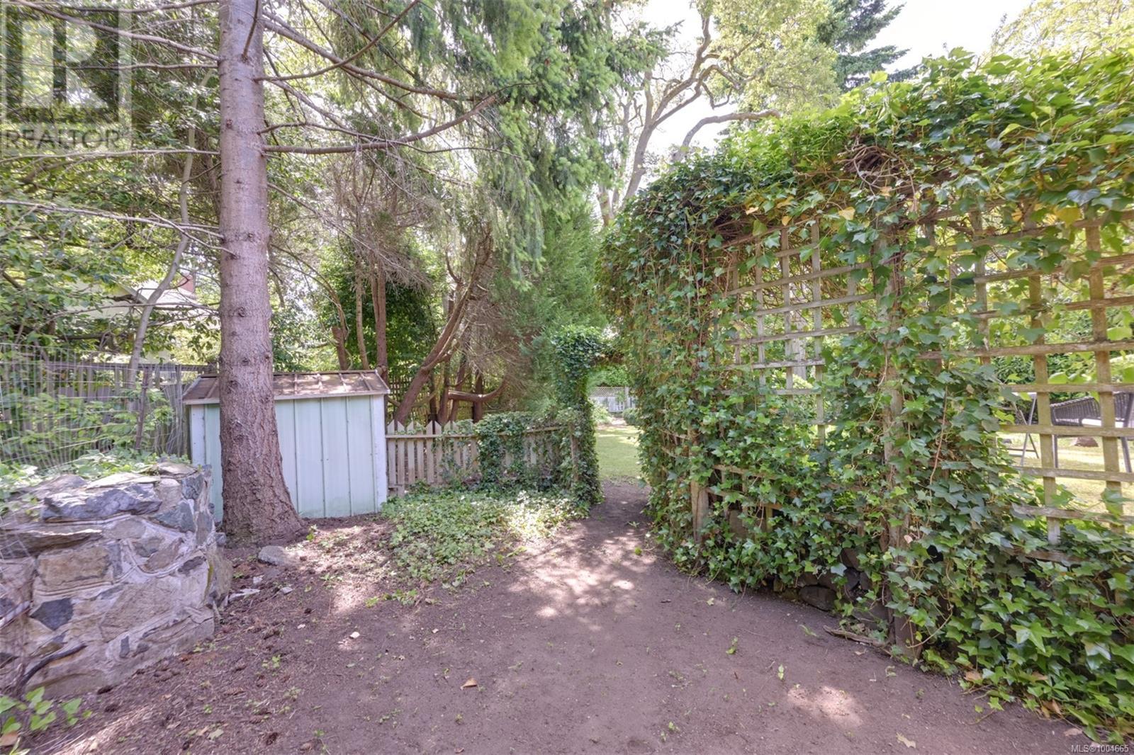 Single Family House for Sale in  Pentrelew Pl Victoria 