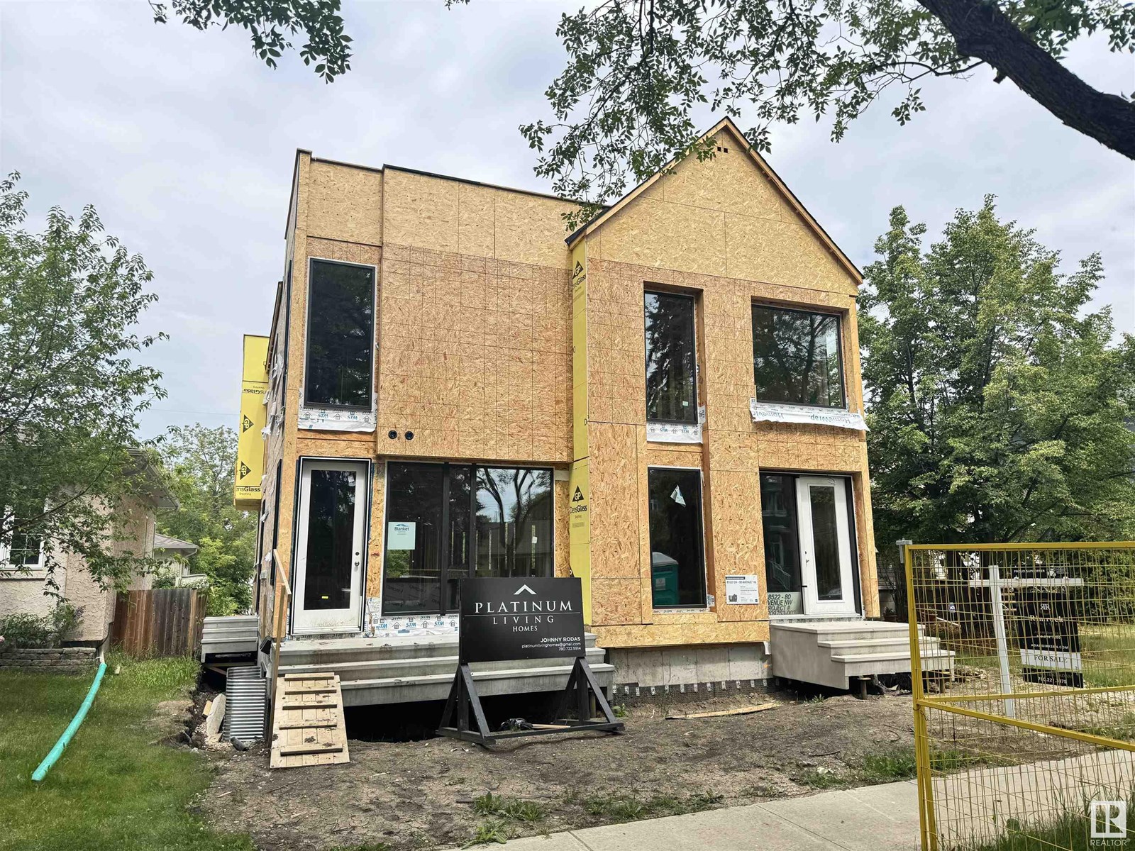 Photo 3 of 8522 80 Av Nw Nw, Edmonton AB