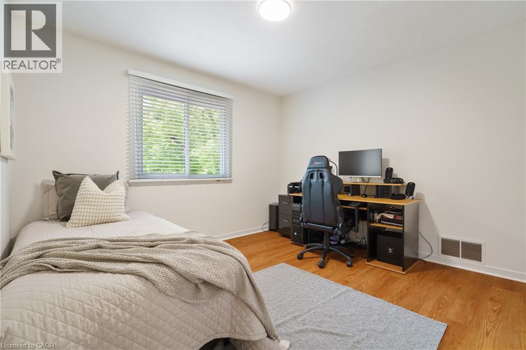 Photo 15 of 3120 Bentworth Drive, Burlington ON