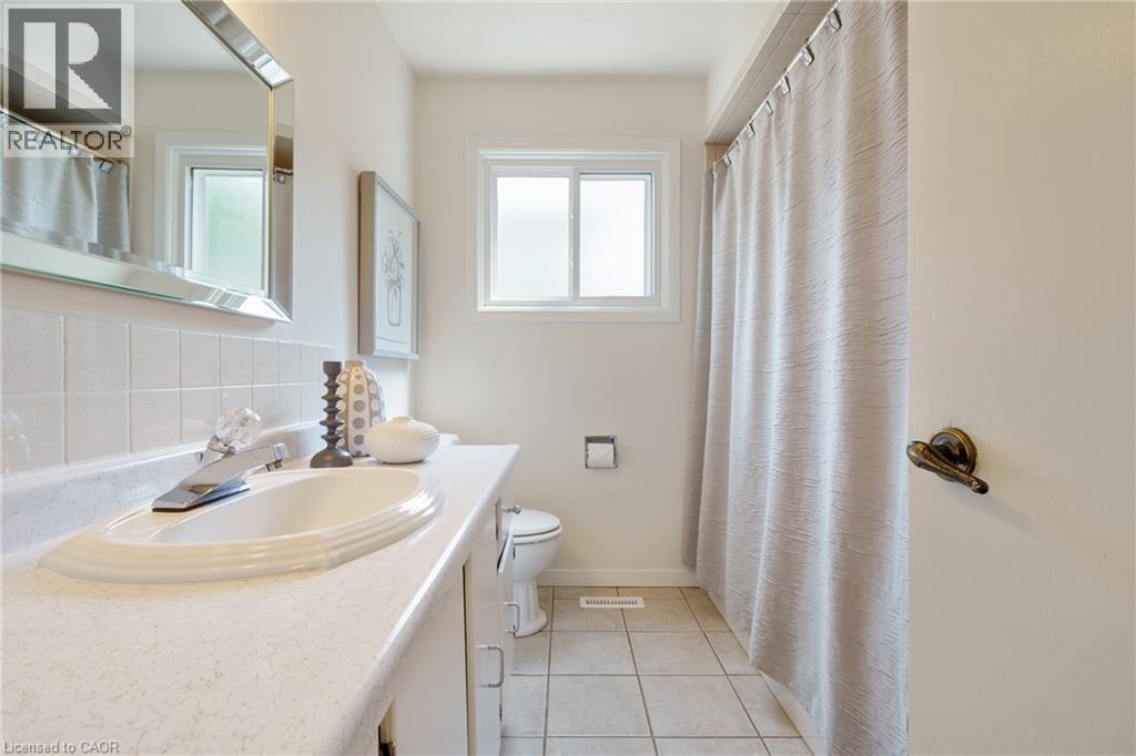 Photo 16 of 3120 Bentworth Drive, Burlington ON
